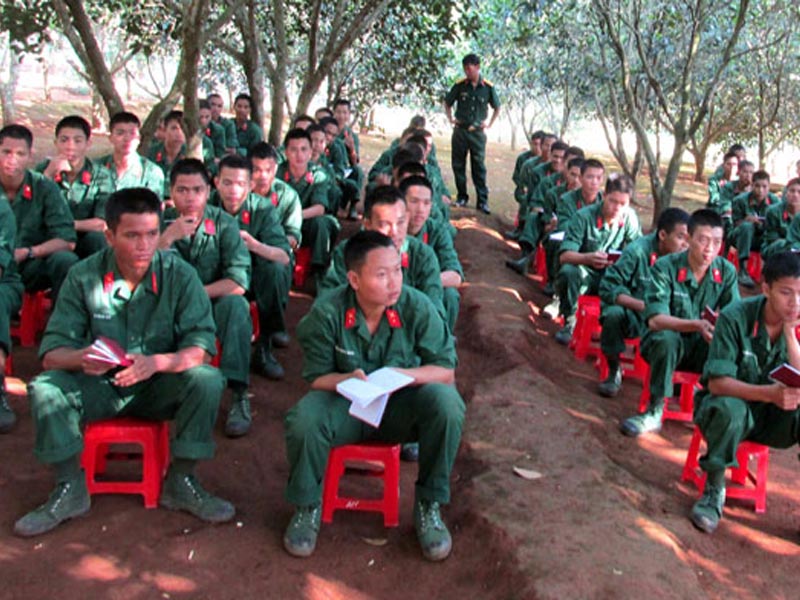Chiến sĩ ở Đại đội 6 (Tiểu đoàn Bộ binh 8) chăm chú nghe hướng dẫn viên truyền đạt thông tin về giáo dục đồng nhóm phòng chống HIV/AIDS.
