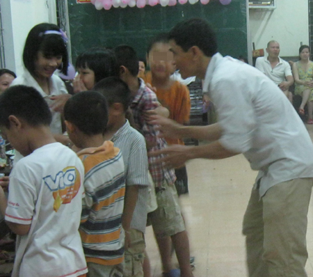 Phan Văn Kiên vui chơi với trẻ em nhiễm "H" và bị ảnh hưởng bởi HIV/AIDS 